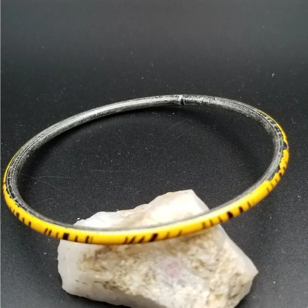 Kill bill lightning yellow bracelet. B410